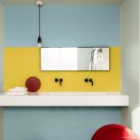 Nowoczesna łazienka w energetycznych kolorach