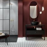 jak ułożyć płytki łazienkowe pod prysznicem