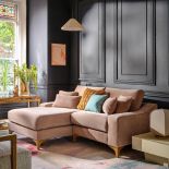 ciemne kolory w salonie 2026