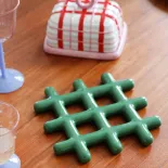 ceramiczne dodatki ze wzorem kratki