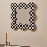 lustro z ramą w kratkę