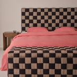 tapicerowane łóżko w obiciu w kratkę