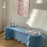 ławka o pofalowanej linii