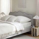 łóżko z falowanym zagłówkiem