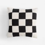 poduszka z motywem szachownicy