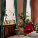 czerwony fotel w salonie