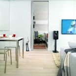 Mogłoby być większe, ale coś za coś. To mieszkanie jest w sercu stolicy, dwa kroki od słodkiego Wedla.