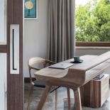 Położony w sercu Warszawy, 160-metrowy luksusowy apartament jest nowoczesny i bardzo elegancki. Monochromatyczne wnętrze z