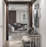 Położony w sercu Warszawy, 160-metrowy luksusowy apartament jest nowoczesny i bardzo elegancki. Monochromatyczne wnętrze z