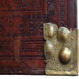 Mosiężne okucia narożne z I poł. XVIII wieku, zbiory Biblioteki Elbląskiej, sygn. Pol.7.IV.41.