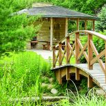 Mostek z egzotycznego drewna oplata glicynia.