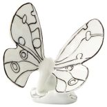 Motyl z serii Black and White. Kolorowa porcelana