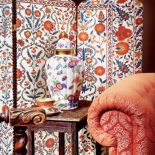 Motywy roślinne na porcelanowej wzaie i parawanie.