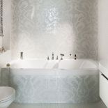 Mozaika Damasco Bianco od włoskiej Bisazzy to zabawa bielą. Wzór tworza kostki matowe i opalizujace.