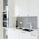 mozaika na ścianie między szafkami w kuchni