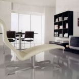 Może być beżowy, czarny lub czerwony, ale zawsze na aluminiowej podstawie. Atlantis firmy IMS. STUDIO ITALIA