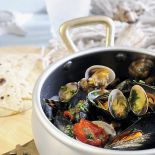 Mule i małże z pomidorami w białym winie