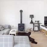 Murek pod telewizor wymyślił Michał. Zrobiony jest z cegieł i pomalowany na biało.