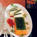 Mus z wędzonego węgorza na płatkach łososia.