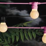 Na balkonie można zamontować ozdobne kinkiety, ale także postawić lampki na baterie, ozdobne lampiony (bylight.pl)