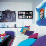 na białej kanapie rozgościły się kolorowe poduszki