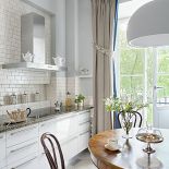 Na blacie kuchni stoi srebrny imbryk ze sklepu Savoya Home.