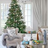 Na choince mieniące się bombki i rustykalne domki, chatki i sówki.