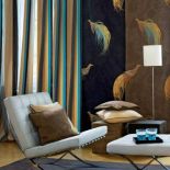 Na czasie są duże, wyraziste wzory, tak jak tu - w pawie. Kolekcja Amarant. CHRISTIAN FISHBACHER