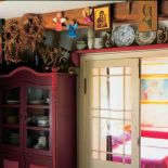 Na drewnianej belce wiszą kolorowe aniołki.