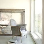 Na jej tle zyskują kolorowe i wzorzyste tkaniny, dzieła sztuki, godne wyeksponowania meble oraz dodatki.