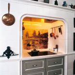 Na kafelkach kopia romantycznego pejzażu Jana Władysława Chełmińskiego.