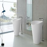 Na kamiennej umywalce bateria z serii Lounge z fabryki Noken w Hiszpanii. Projekt Simone Michelli. Cena – 6884 zł, anicar