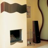 Na kominku odnajdziemy motywy nawiązujące do formy drzwi.