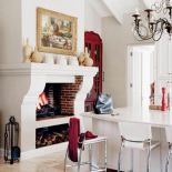 Na kominku stoją dekoracyjne naczynia.