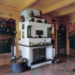 Na kominku znajdziemy móstwo dekoracyjnych drobiazgów.