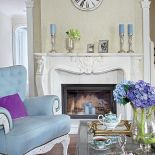 Na kominku znalazła się kolekcja drobiazgów z Savoya Home. Francuskie fotele w błekitach, ulubionym kolorze Katarzyny.