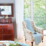 Na komodzie antyczna kasetka na babslkie skarby.