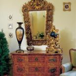 Na komodzie stoi stary, ale wciąż punktualny zegar o ludwikowskich kształtach. Jego tarcza to miniatura kuli ziemskiej.