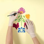 Na koniec pędzelkiem domalowujemy środki kwiatków.