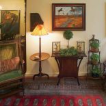 Na konsoli i półkach stoją doniczki z kwiatami.