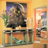 Na konsoli kolekcja puszek i skrzynek Roma.