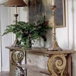 Na konsoli stoją lampy. Zameczek dla dwojga