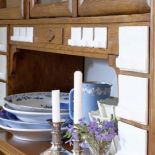 Na kredensie świeczniki i naczynia. Z duchem renesansu