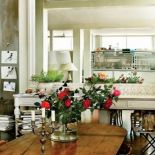 Na krzesłach niczym na półkach piętrzą się książki o sztuce.