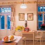 Na kwiatowym ornamencie pod sufitem wymalowane są imiona domowników.