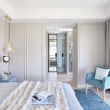 Na łóżku małżeńskim poduszki i narzuta kupione w Decolor.