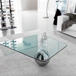 Na metalowej kuli, stąd nazwa Globe. CATTELAN ITALIA