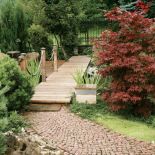 Na mostek prowadzi kamienna ścieżka.