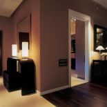 Na nowoczesnej konsoli stoją dwie lampy.