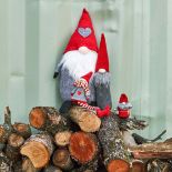 Na parapecie czy na kominku powinny przycupnąć brodate krasnale, renifery, elfy, mikołaje.